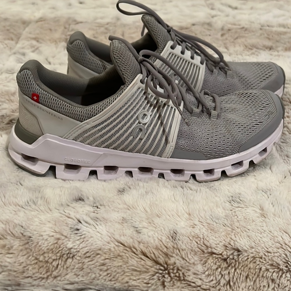 On cloud size 8 womens